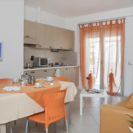 Ξενοδοχείο με διαμερίσματα Perla 4*